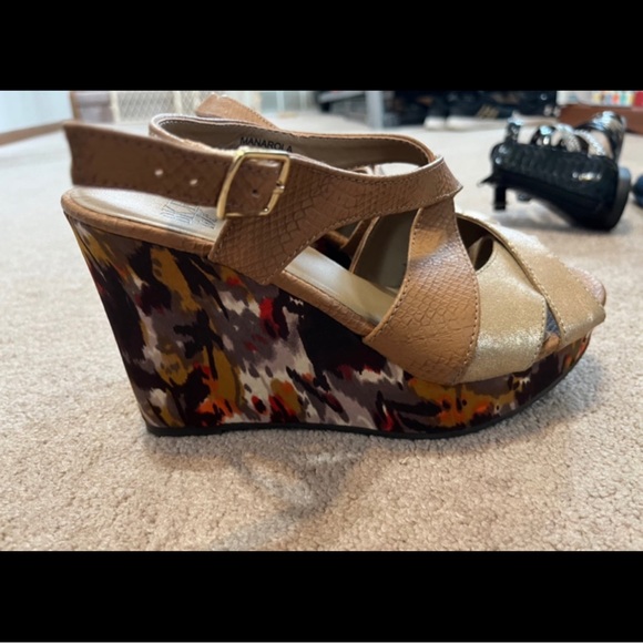 buckle platform sandals - Picture 2 of 5